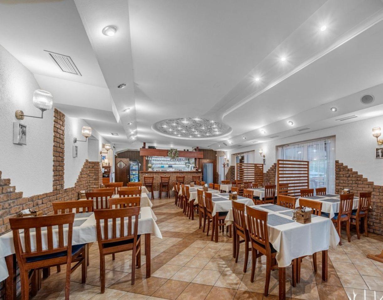 Raketa Residence, Restaurant & Hotel Prievidza Bagian luar foto